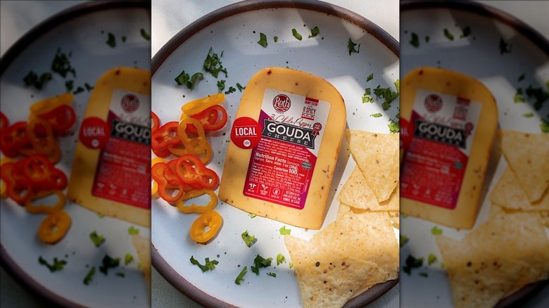 Roth 3 Chile Pepper Gouda on white plate with pepper slices and chips