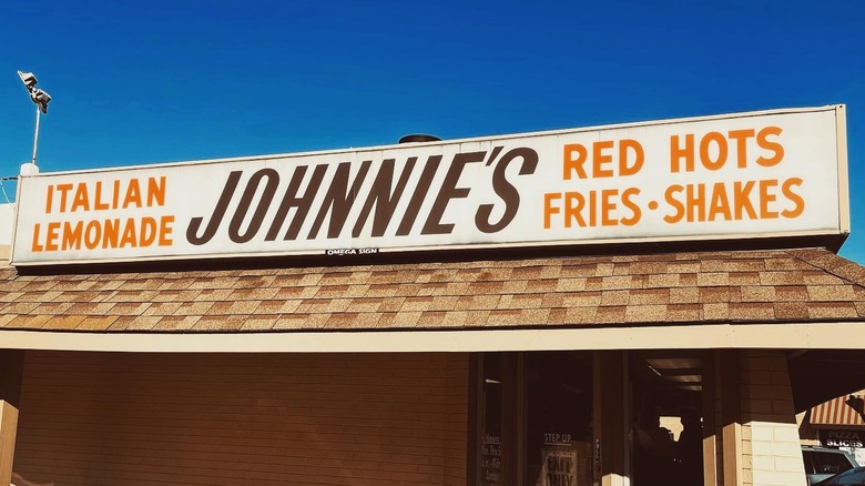 Exterior of Johnnie's Beef restaurant