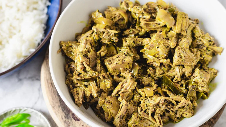 Polos Curry in a white bowl