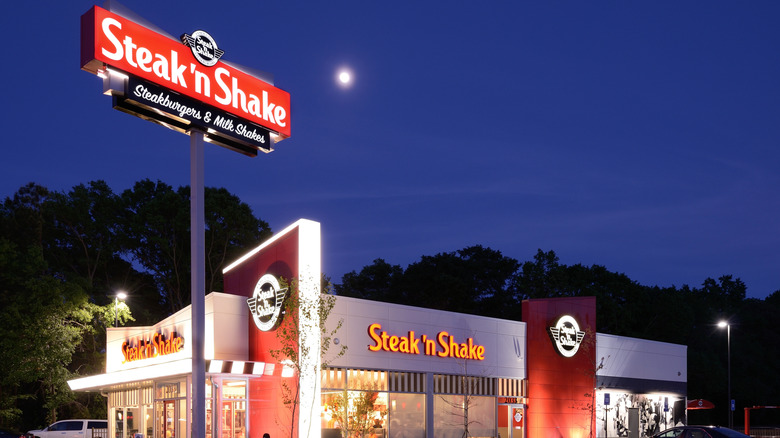 Steak 'n Shake restaurant at night