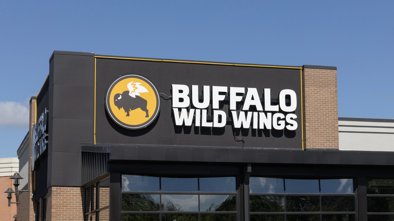 Front of Buffalo Wild Wings restaurant with sign