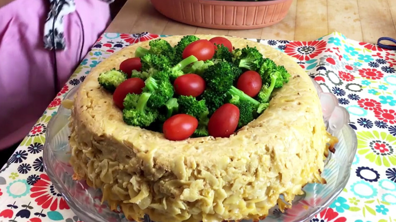 Baked noodle ring filled with broccoli and tomatoes