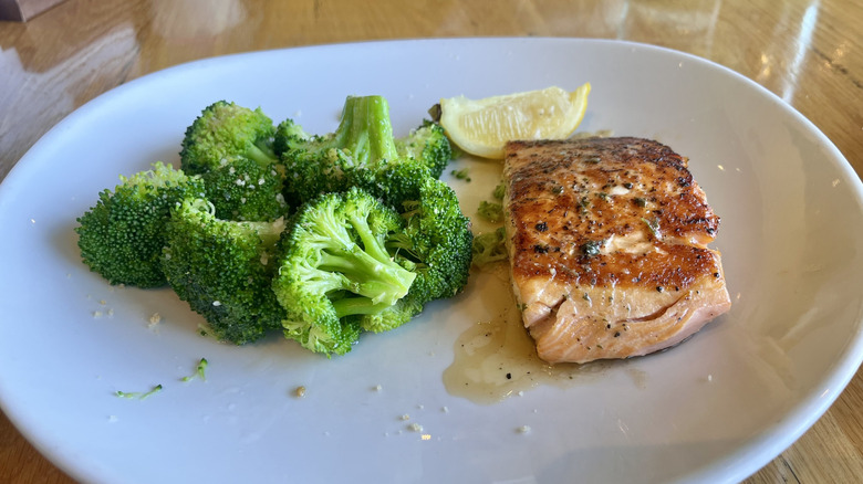 Herb-Grilled Salmon with broccoli