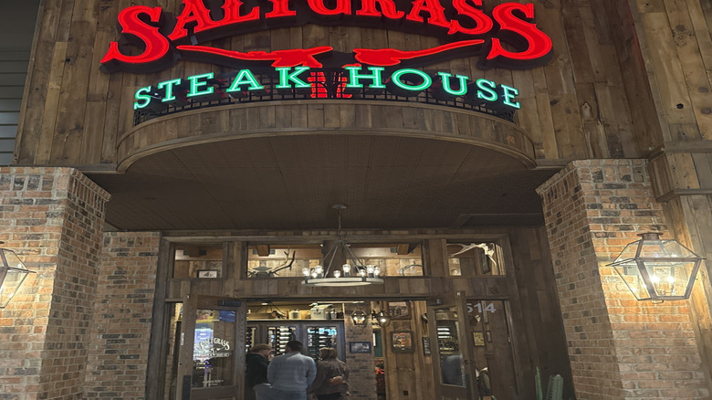 Sign above the front entrance to a Saltgrass Steakhouse