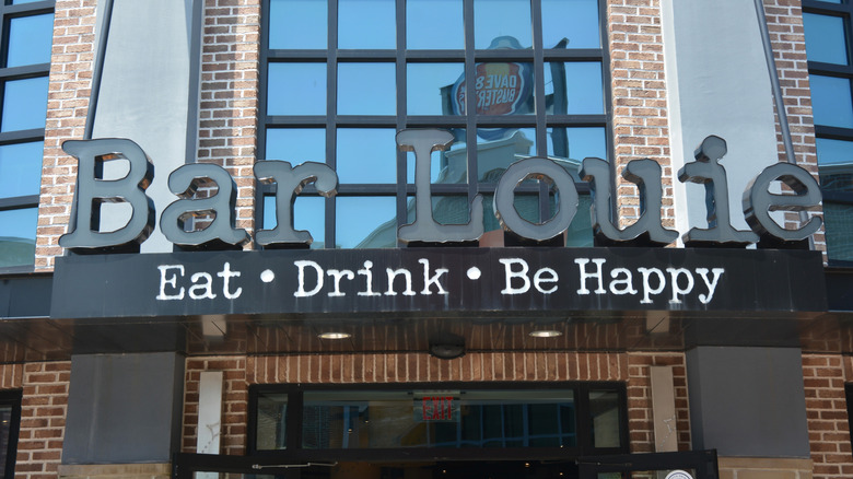 A Bar Louie sign with "Eat. Drink. Be Happy." outside the front of the restaurant
