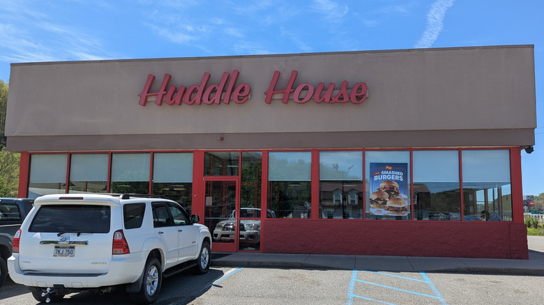 Exterior of a Huddle House restaurant