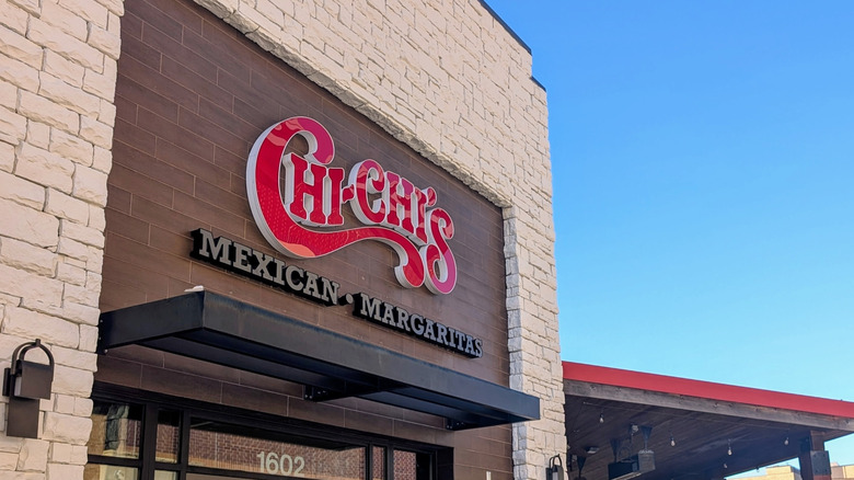 Chi-Chi's sign on stone restaurant with blue sky
