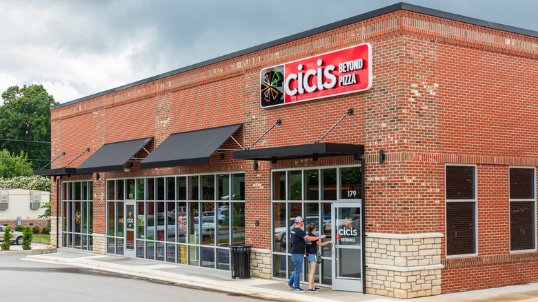 Cicis Pizza building restaurant with two customers walking in