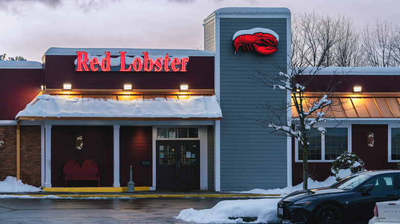Red Lobster restaurant with snow on building at dusk
