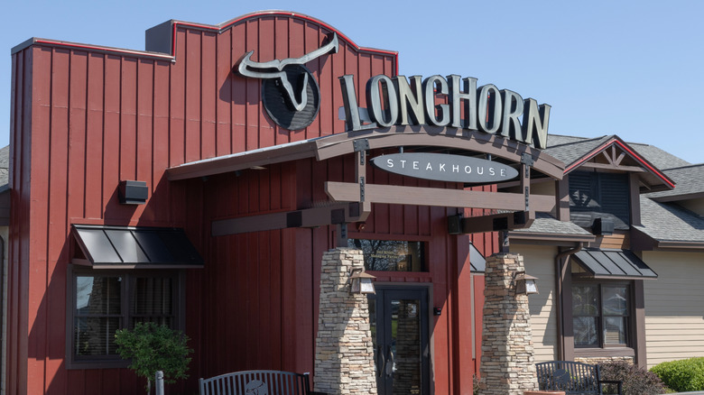 Exterior of LongHorn Steakhouse on bright sunny day.