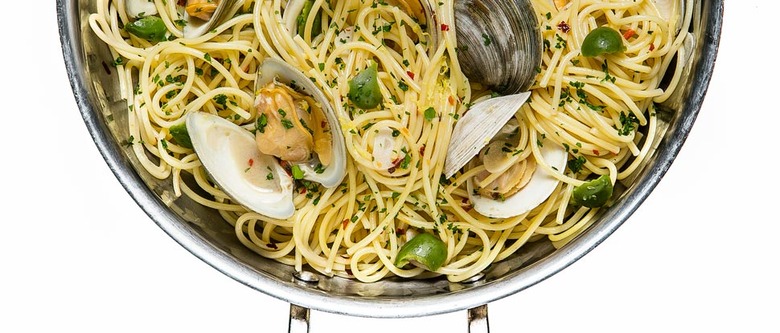 Spaghetti with Clams and Green Olives