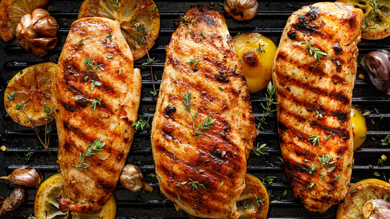 Grilled chicken with lemons