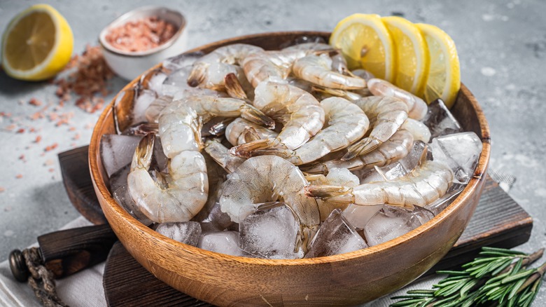 Raw unpeeled shrimp
