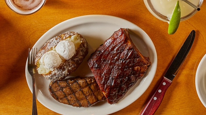 Texas Roadhouse steak and cutlery