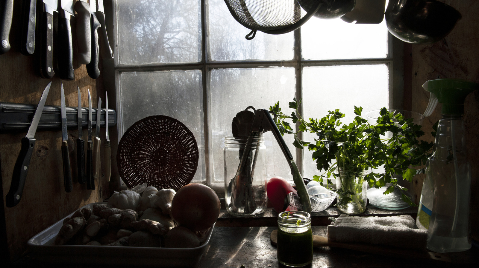 A Simple Kitchen Habit Worth Doing Before The Next Cold Snap - Tasting Table