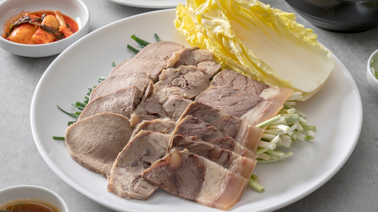 Boiled beef with green onions and lettuce