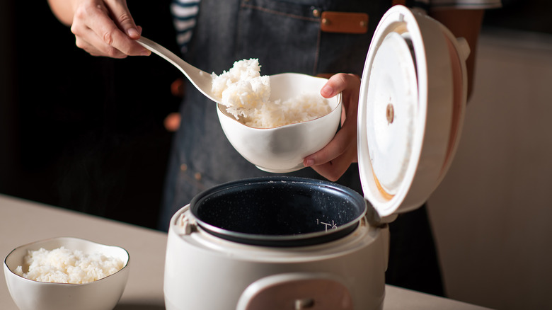 Rice cooker and fluffy rice