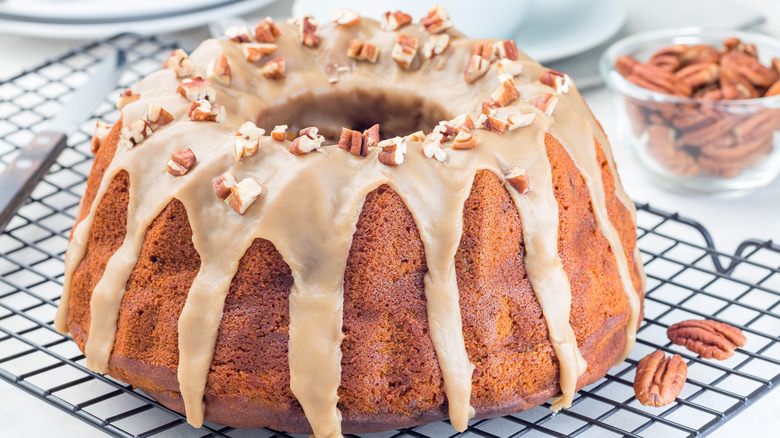 pound cake with pecans
