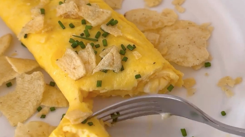 omelet garnished with chips