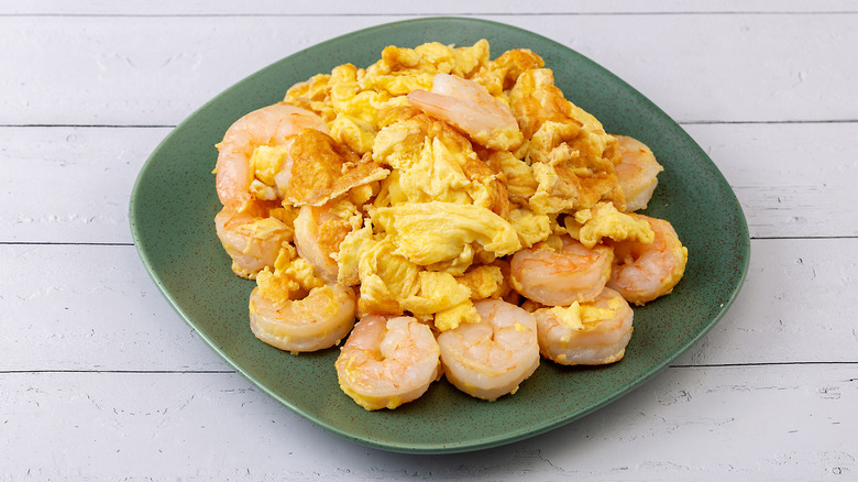Cantonese-style shrimp and scrambled eggs on green plate