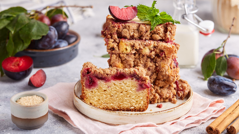 Pound cake with streusel