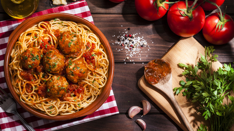 A bowl of spaghetti meatballs