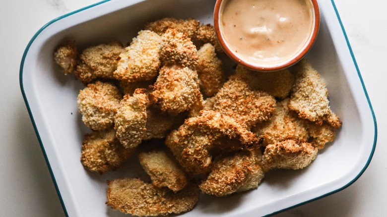 chicken nuggets with dipping sauce