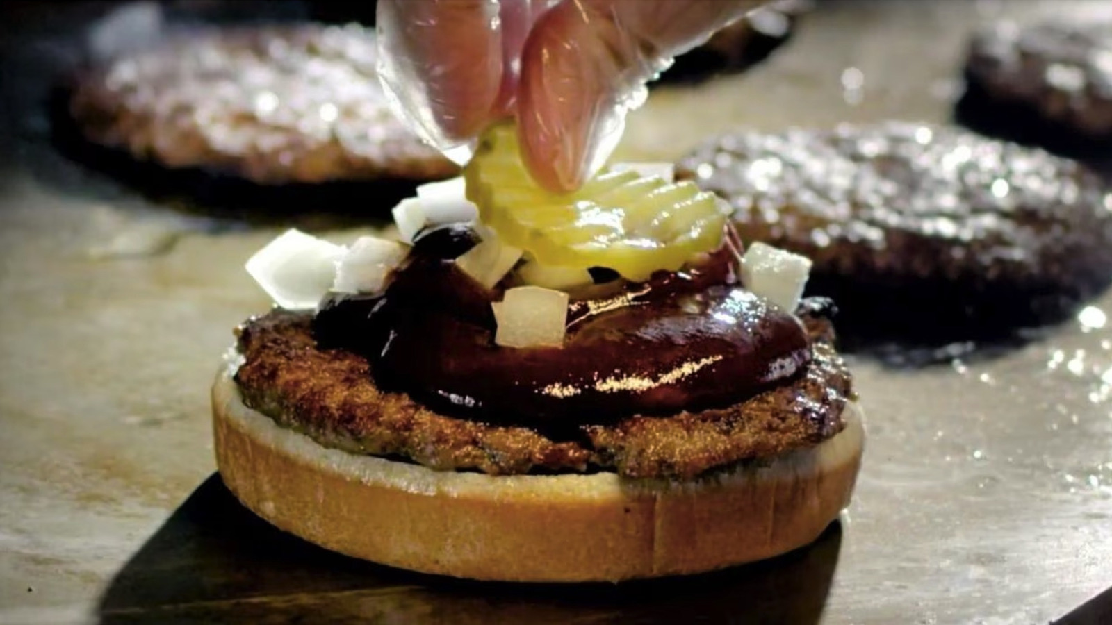 This Alabama Burger Chain's Sauce And Sweet Tea Has Kept Fans Hooked Since WWII - Tasting Table