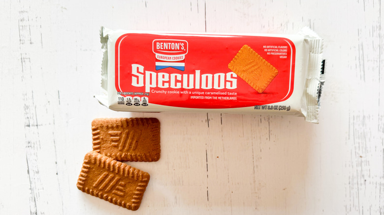 Benton's speculoos cookies and package on a white wooden surface