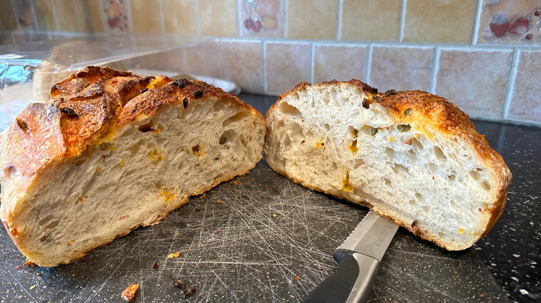 jalapeno cheddar sourdough loaf