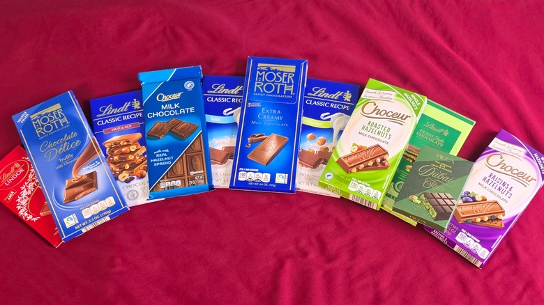 Packages of Aldi and Lindt milk chocolate bars
