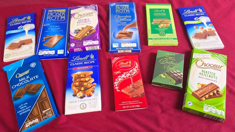 Packages of Aldi and Lindt milk chocolate bars