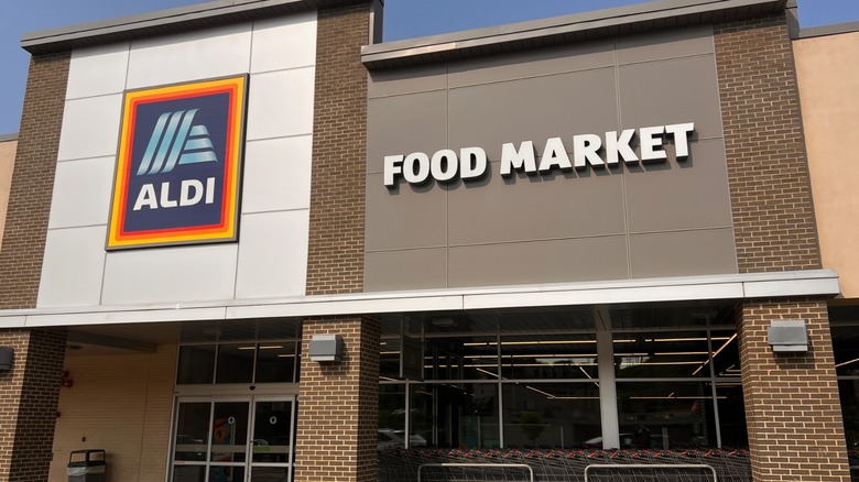 an aldi food market storefront