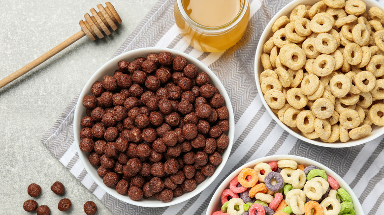 popular cereal varieties in bowls