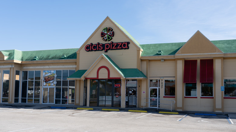 Exterior of Cicis Pizza during the daytime
