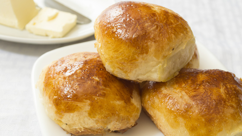 Close up on freshly baked dinner rolls