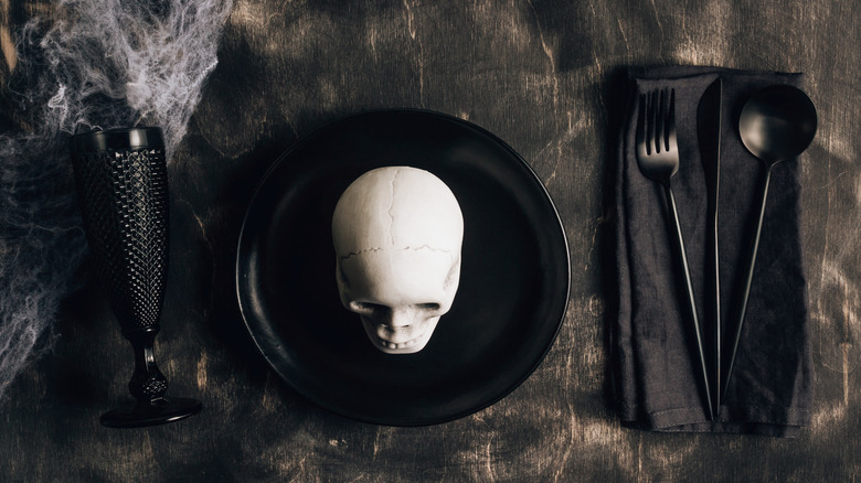 Black place setting with skull