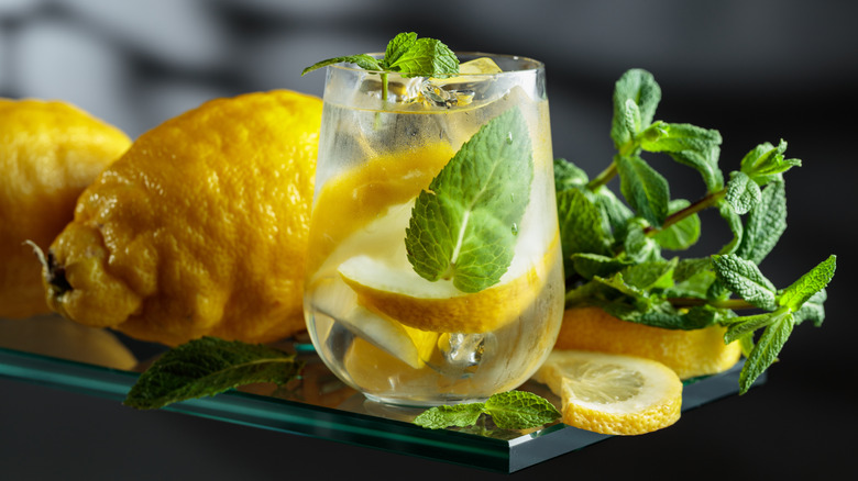 Iced mint tea with slices of lemon