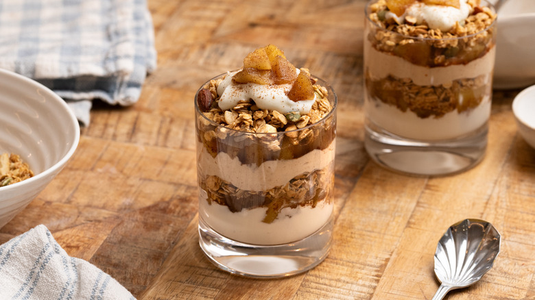 apple breakfast parfait