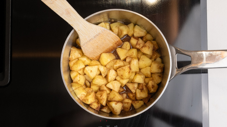 simmering apples with spices