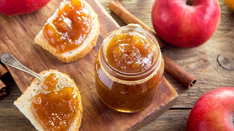 Apple butter with apples and bread