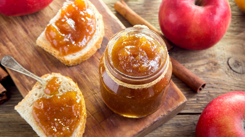 Apple butter with apples and bread