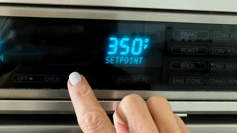 finger setting oven temperature