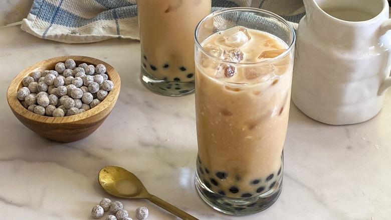 boba teas with bowl of boba pearls