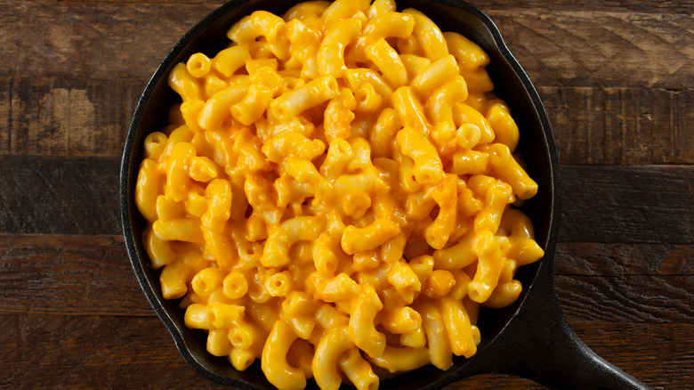 mac and cheese in skillet