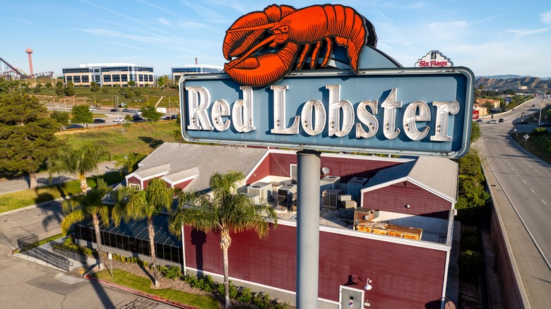Red Lobster sign and restaurant in California