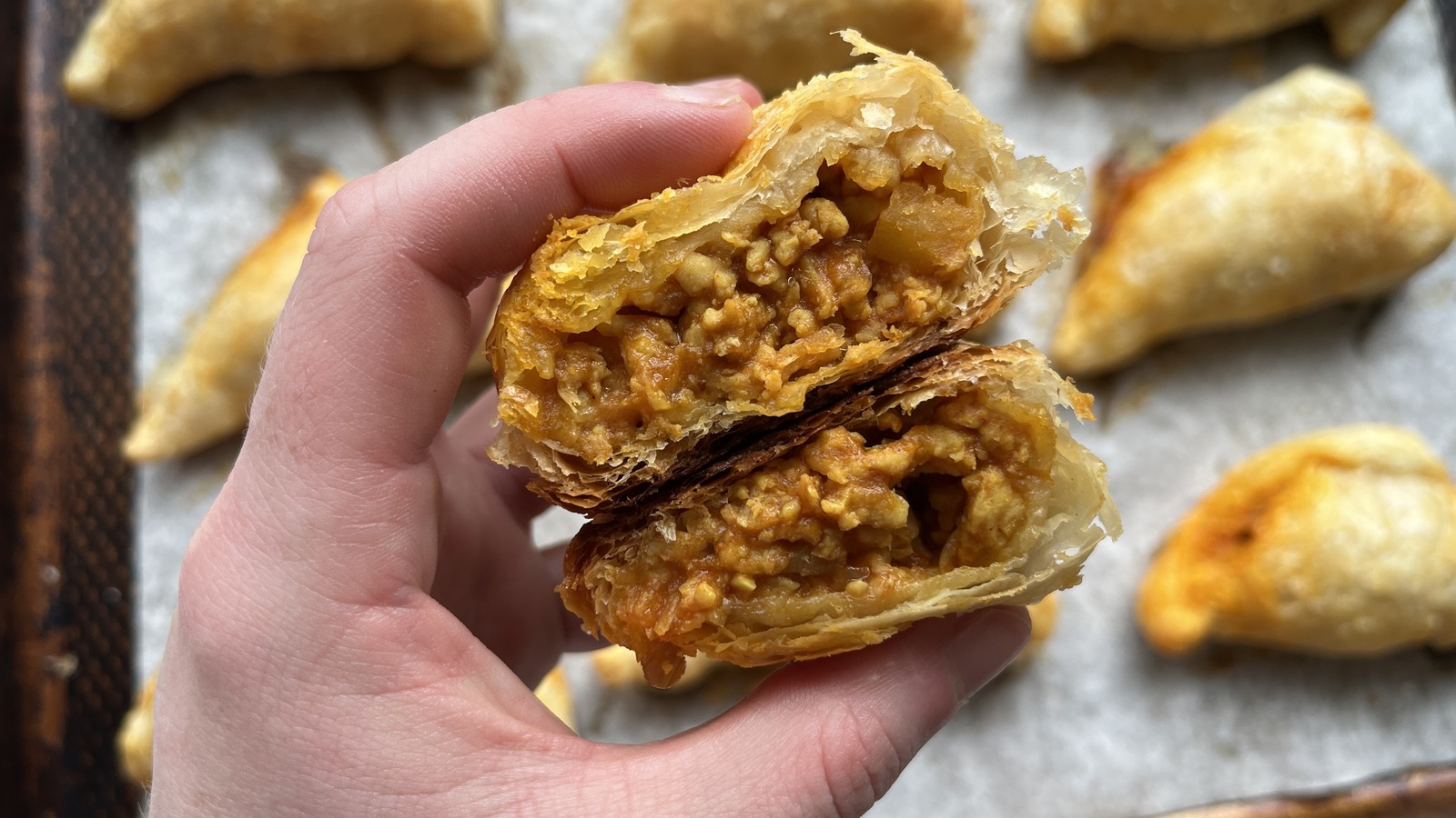 https://www.tastingtable.com/img/gallery/baked-malaysian-style-curry-puff-recipe/l-intro-1693322870.jpg