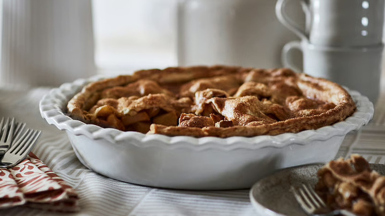An apple pie in Höstagille pie plate