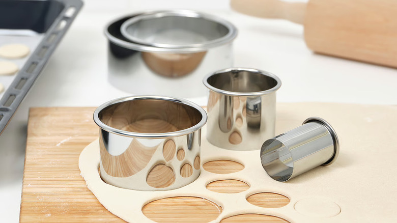 Lättbakad cookie cutters in cut cookie dough