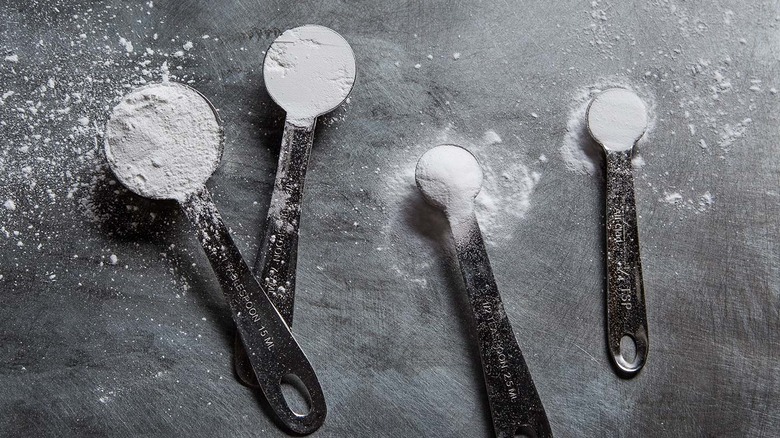 measuring spoons with baking soda